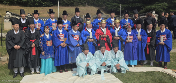 10월 3일 경기도 연천 경순왕릉에서 열린 ‘2026년 추향대제’의 헌관과 집사들이 전통 제례복을 갖춰 입고 기념촬영을 하고 있다.