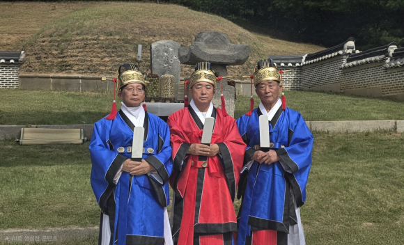 10월 3일 경기도 연천 경순왈릉에서 열린 '2026년 추향대제'에서  초헌관에 계림군파 부회장 김기남(중양), 아헌관에 중앙종친회 이사 김현기(오른쪽), 종헌관에 경순왕릉 참봉 김영석(왼쪽)이 함께 기념촬영을 하고 있다.